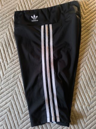 Conjunto deportivo Adidas.