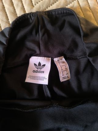Conjunto deportivo Adidas.