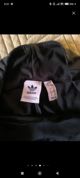 Conjunto deportivo Adidas.