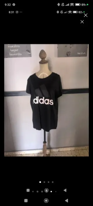 Conjunto deportivo Adidas.