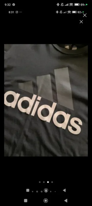 Conjunto deportivo Adidas.