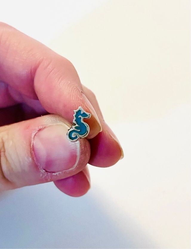 Pendiente infantil caballito de mar azul plata