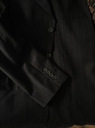 Traje de hombre azul oscuro  con raya azul.