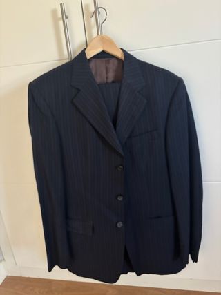 Traje de hombre azul oscuro  con raya azul.