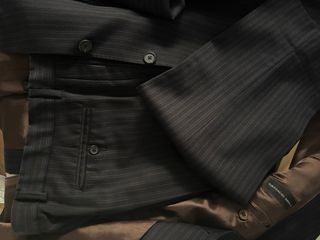 Traje de hombre azul oscuro  con raya azul.