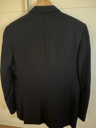 Traje de hombre azul oscuro  con raya azul.
