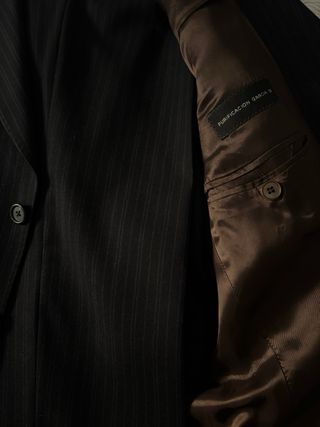 Traje de hombre azul oscuro  con raya azul.