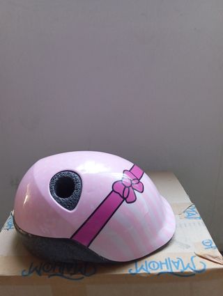 Casco infantil rosa con diseño de lazo