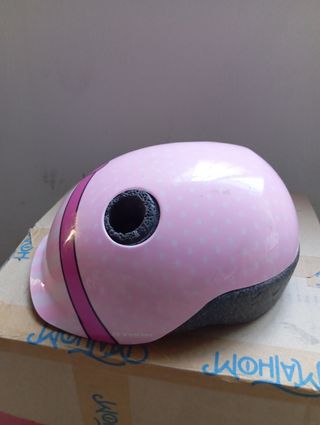 Casco infantil rosa con diseño de lazo