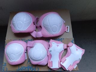 Casco infantil rosa con diseño de lazo