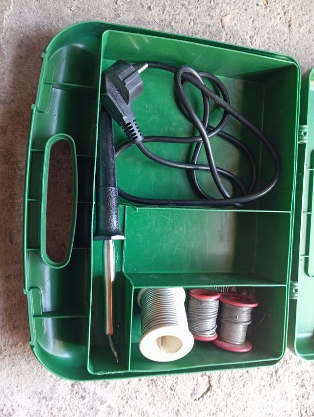 Soldador eléctrico con cable y enchufe