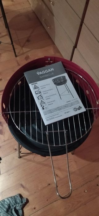 Barbacoa VAGGAN Negra y Roja