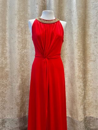 Vestido largo rojo con detalles dorados 