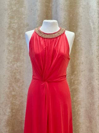 Vestido largo rojo con detalles dorados 