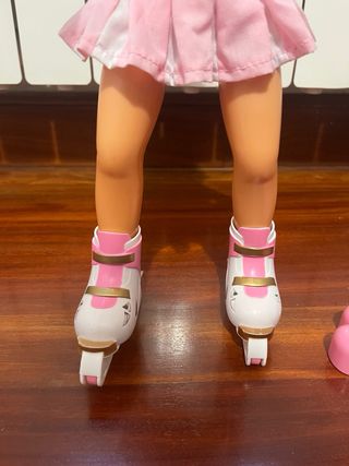 Muñeca patinadora con accesorios