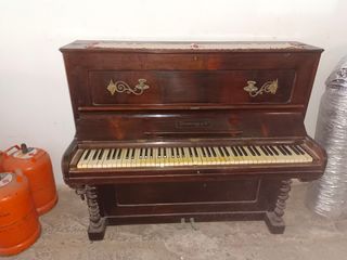 Piano de madera antiguo.
Hay que ponerlo a punto. 