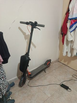 Patinete eléctrico con cargador