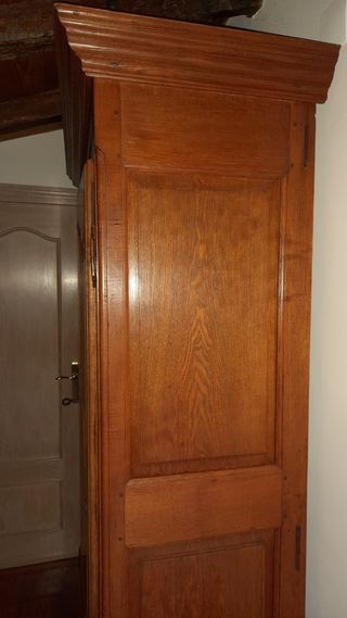 Armario de madera maciza