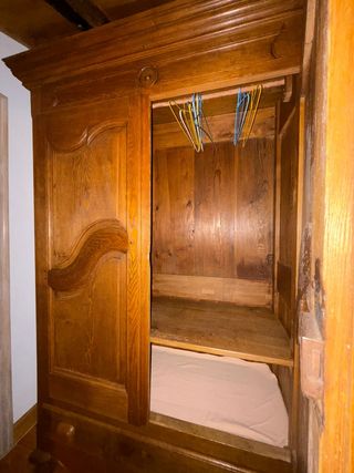 Armario de madera maciza