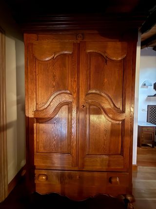 Armario de madera maciza