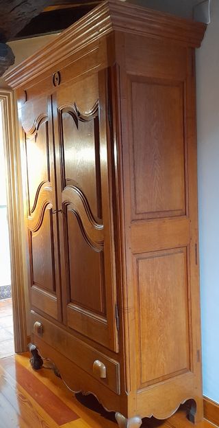 Armario de madera maciza