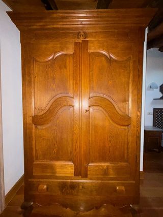 Armario de madera maciza