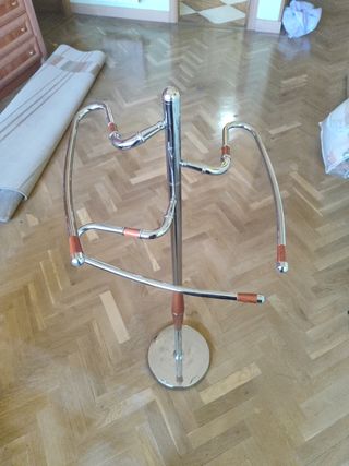 Perchero de pie metal y madera