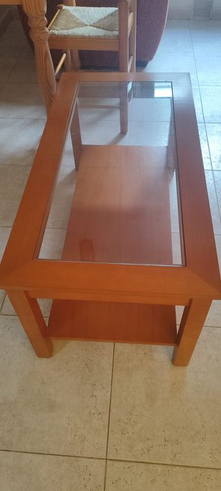 Mesa baja de madera con tapa de cristal