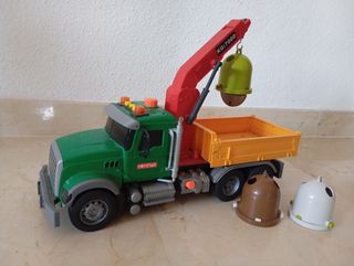 Camión de reciclaje con grúa