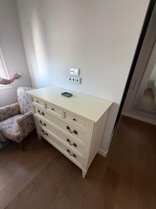Cómoda blanca de madera