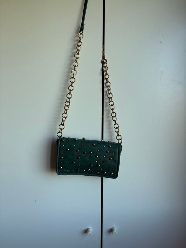 Bolso verde con cadena dorada y tachuelas