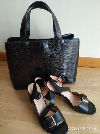 Bolso y sandalias negros