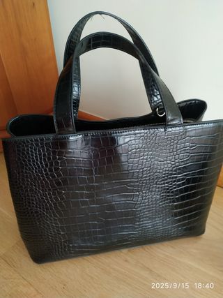 Bolso y sandalias negros