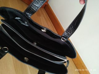 Bolso y sandalias negros