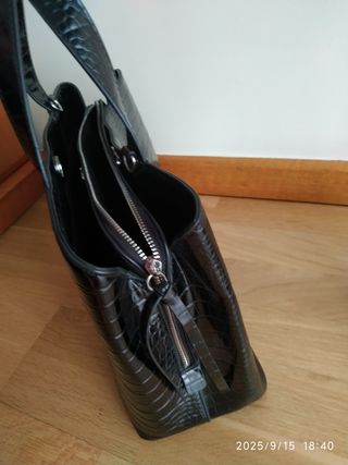 Bolso y sandalias negros