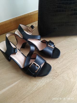 Bolso y sandalias negros