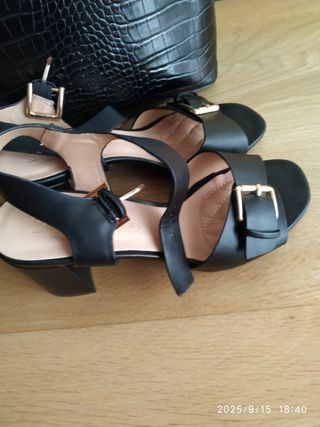 Bolso y sandalias negros
