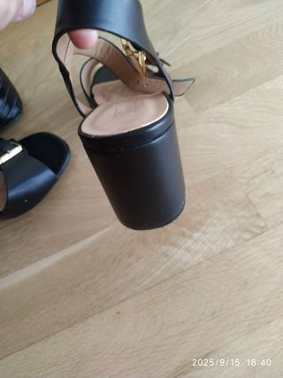 Bolso y sandalias negros