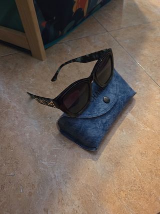 Gafas de sol negras y azules