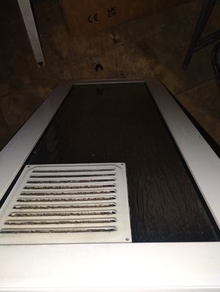 Ventana de aluminio con rejilla