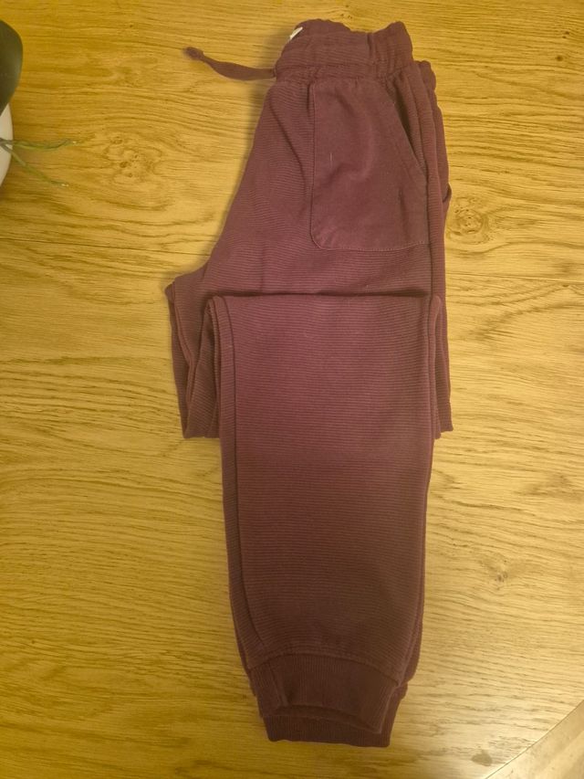 Pantalón tipo chandal para niño en color burdeos