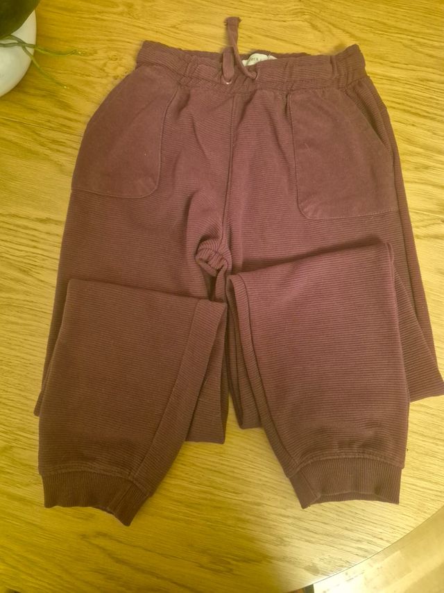 Pantalón tipo chandal para niño en color burdeos