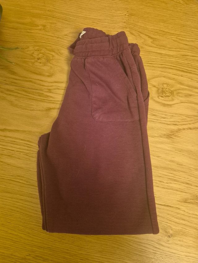 Pantalón tipo chandal para niño en color burdeos