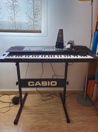 Teclado Casio CTK-750 + Pedal + Metrónomo