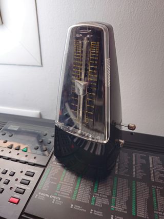Teclado Casio CTK-750 + Pedal + Metrónomo