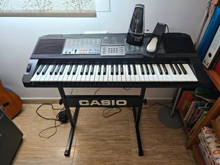 Teclado Casio CTK-750 + Pedal + Metrónomo