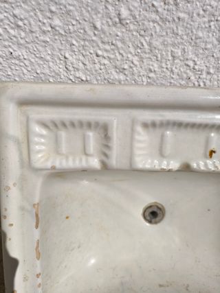 Lavabo antiguo de loza beige