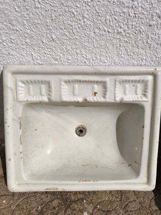 Lavabo antiguo de loza beige