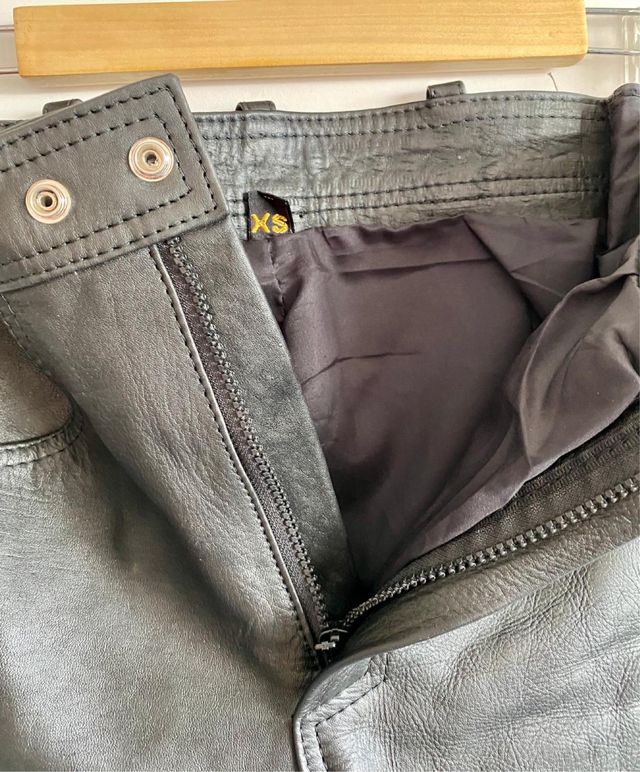 Pantalones de cuero con cordones