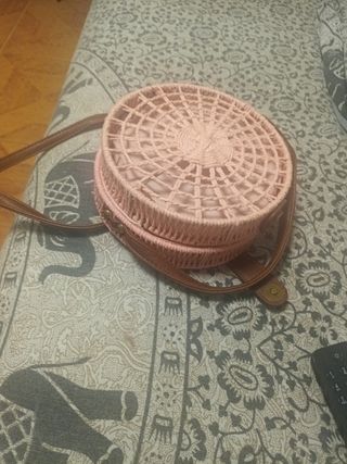 Bolso redondo tejido rosa y marrón